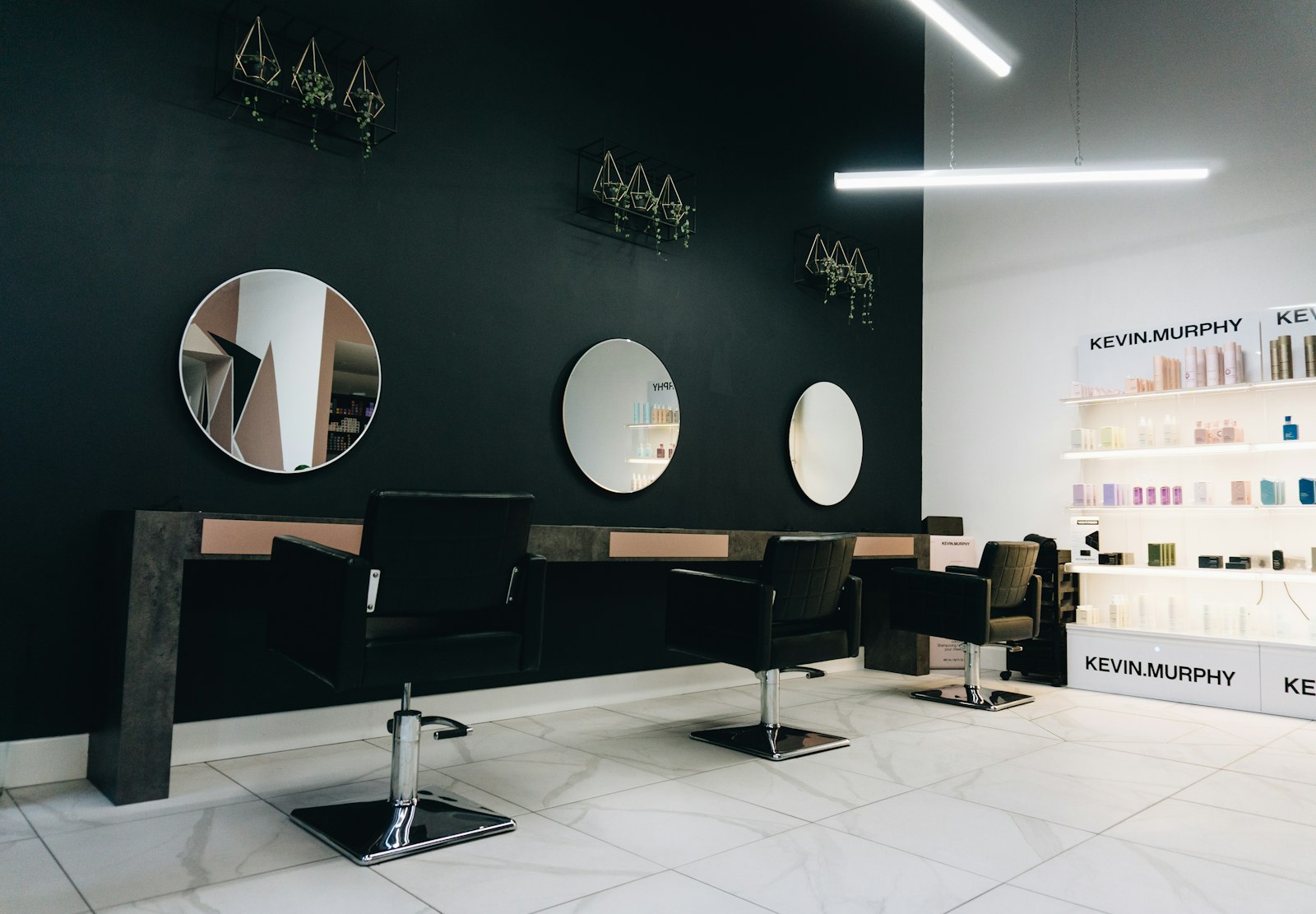 Långt blont hår med balayage i en ljus salong i Stockholm
